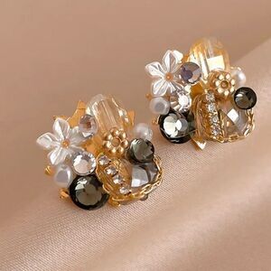 Minimalist stud earrings A108